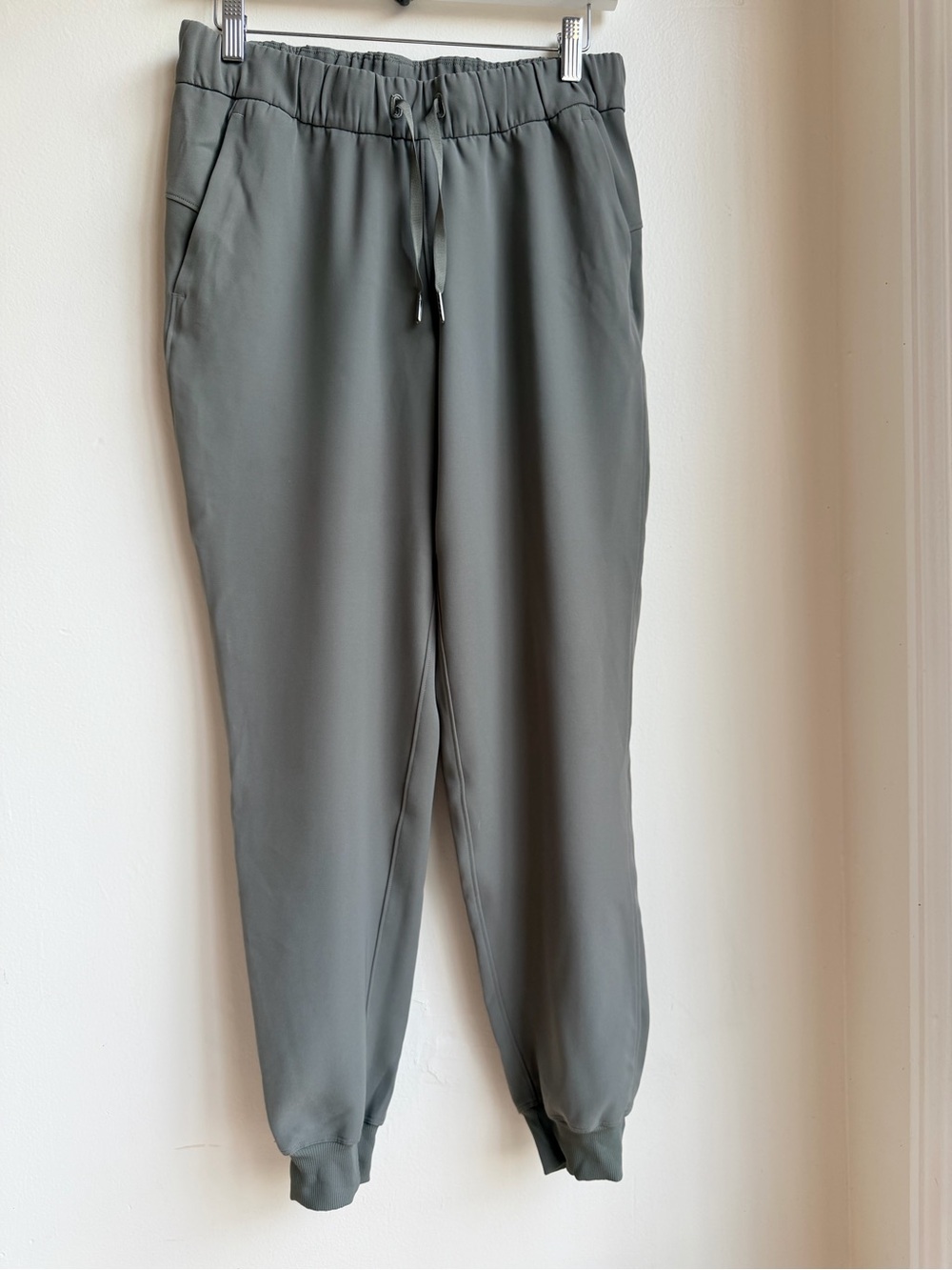 Lululemon On The Fly Jogger 28” *Woven Grey Sage Size 6 Drawstring Waist